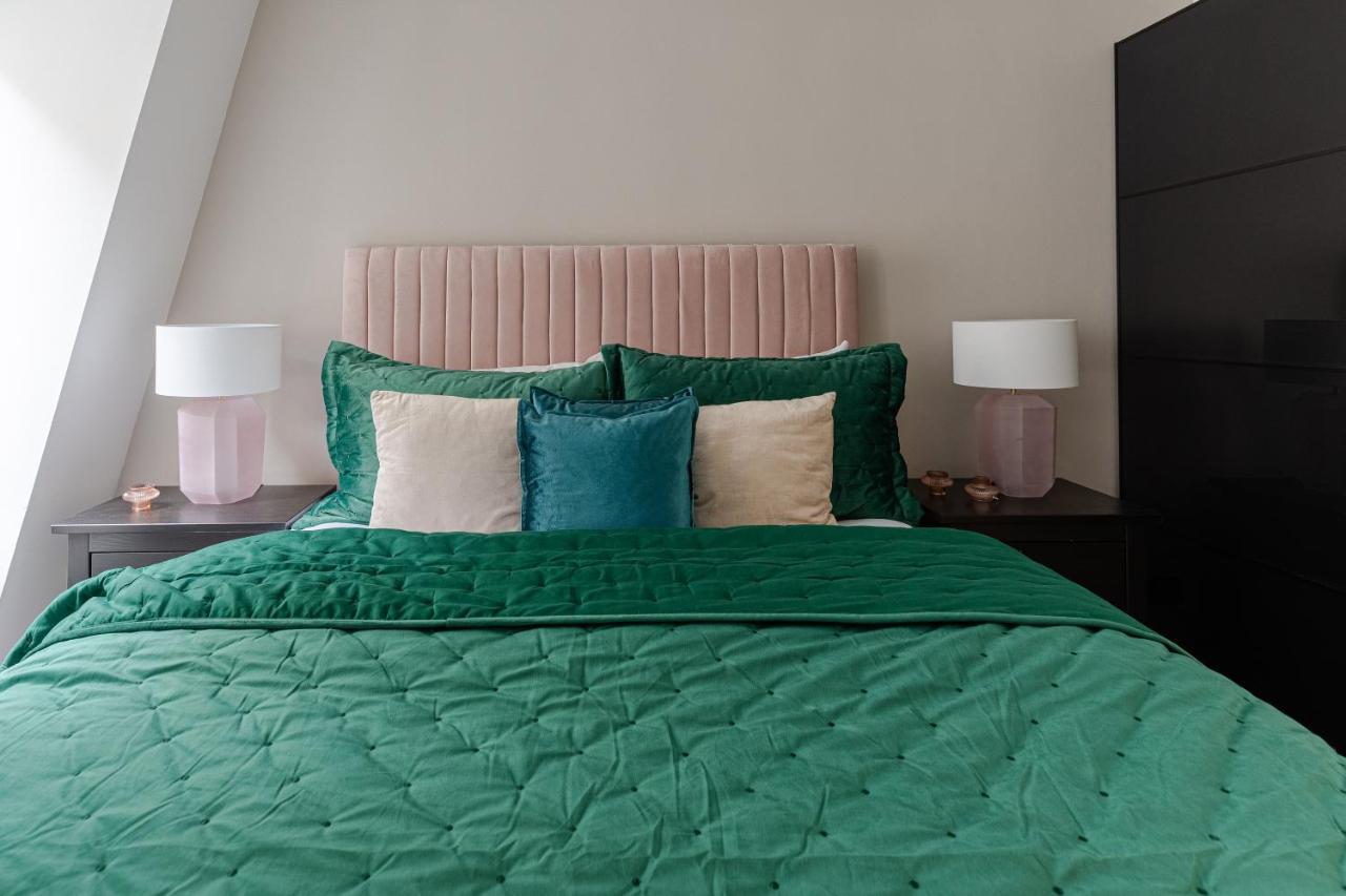 Explore The Exquisite West-end From A Harrods Family And Couple Londen