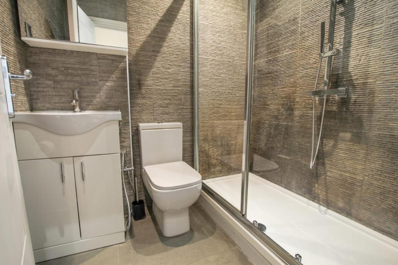 Rare Gem Close To Transport Links Appartement Londen