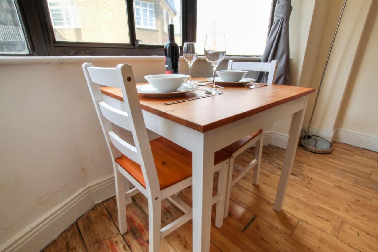 Rare Gem Close To Transport Links Appartement