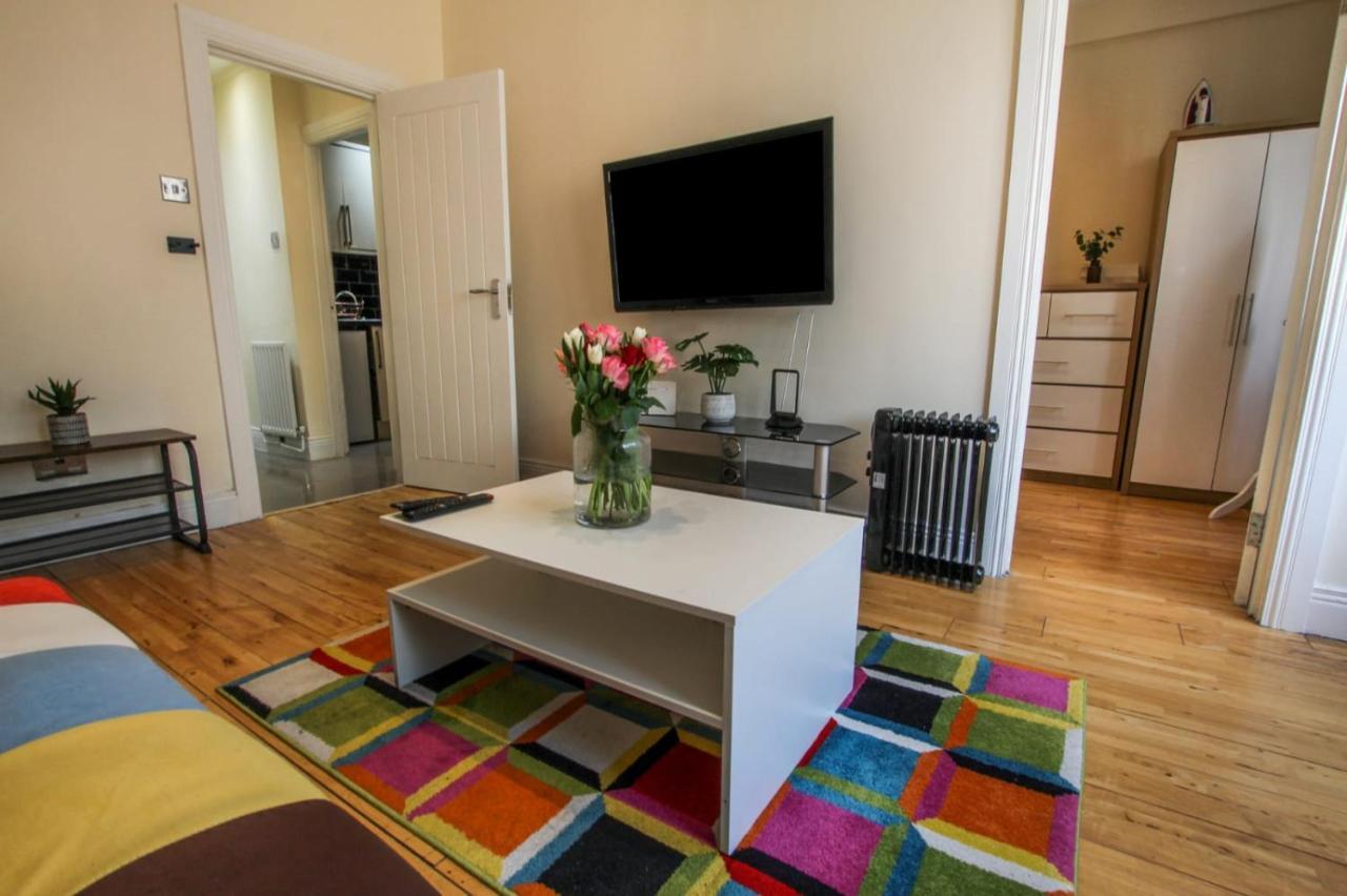 Rare Gem Close To Transport Links Apartment London