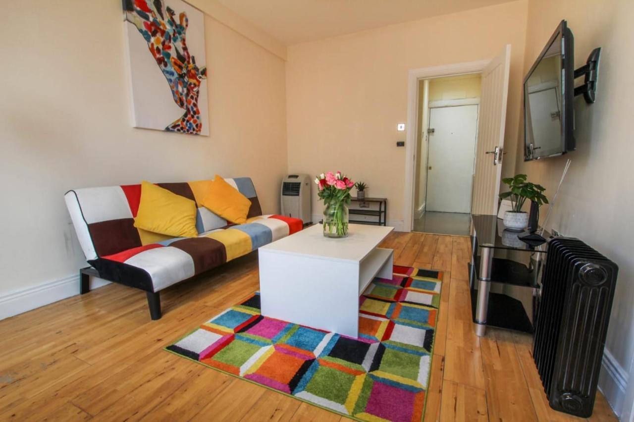 Rare Gem Close To Transport Links * Londen