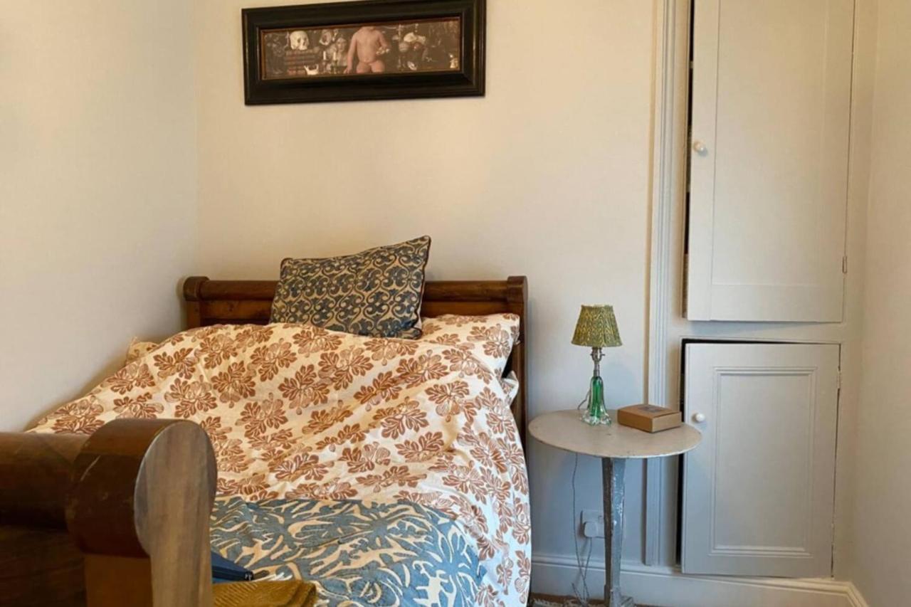 Comfortable 2 Bedroom In Lavish Holland Park With Balcony Apartment
