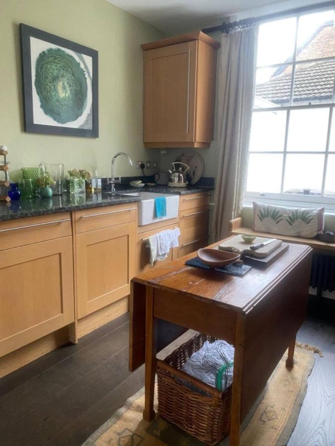 Comfortable 2 Bedroom In Lavish Holland Park With Balcony Apartment