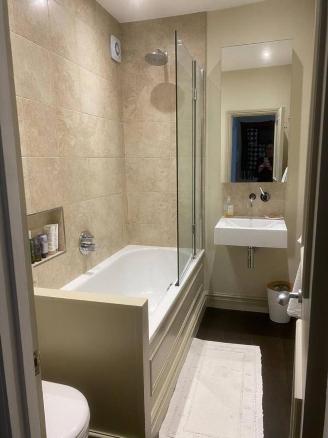Comfortable 2 Bedroom In Lavish Holland Park With Balcony Apartment London