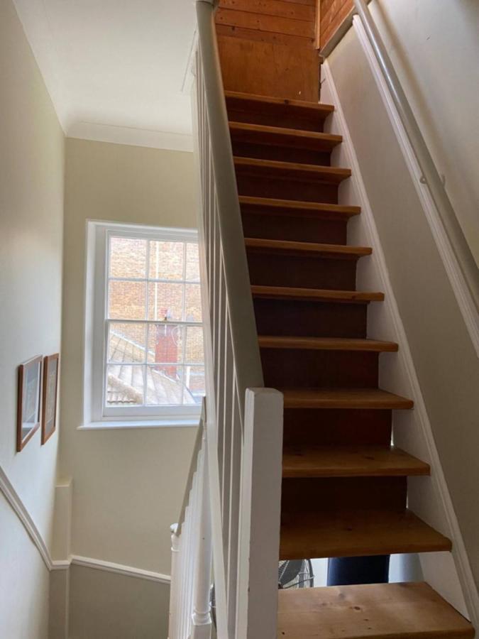 Comfortable 2 Bedroom In Lavish Holland Park With Balcony