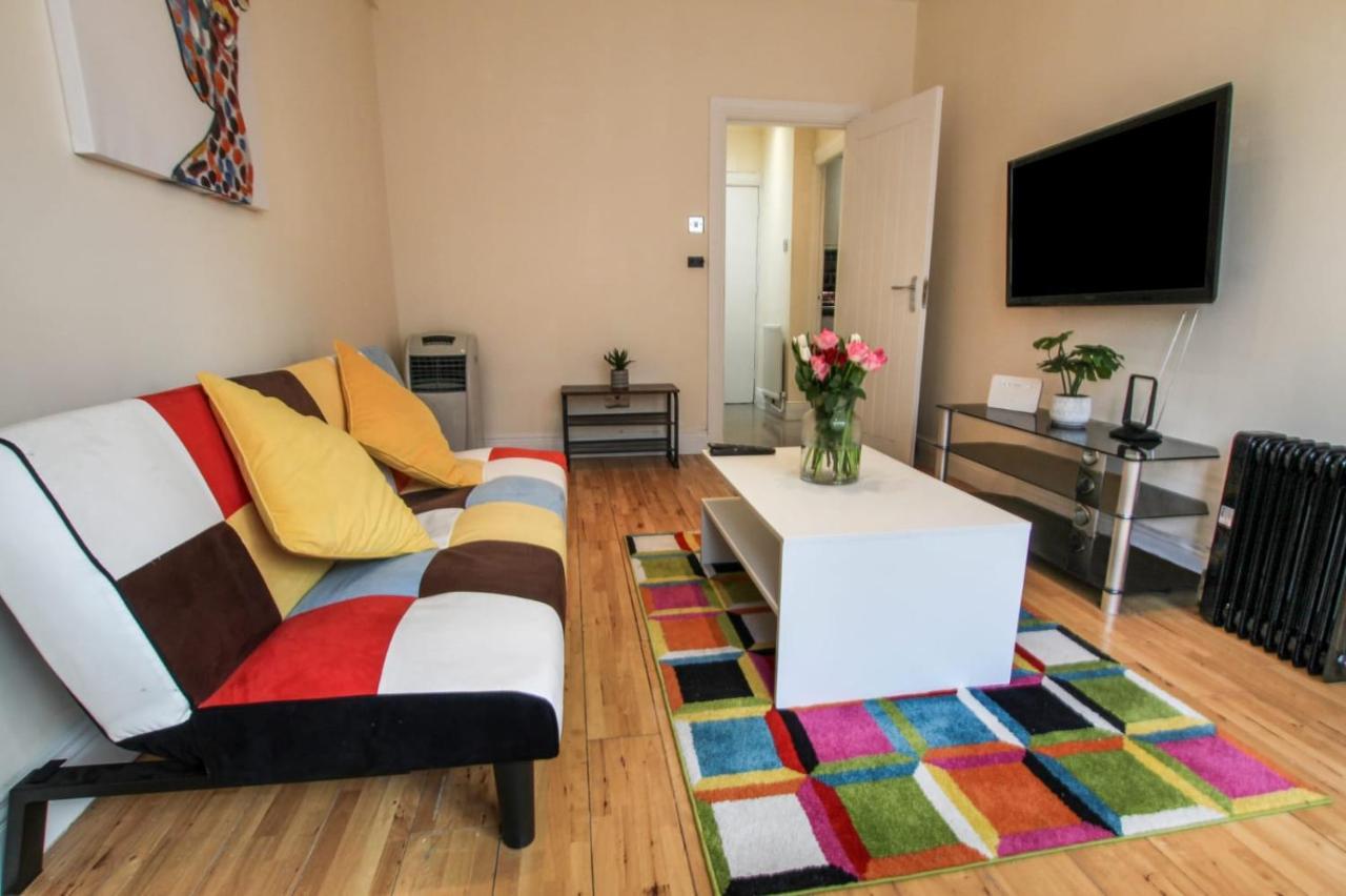 Rare Gem Close To Transport Links * Londen