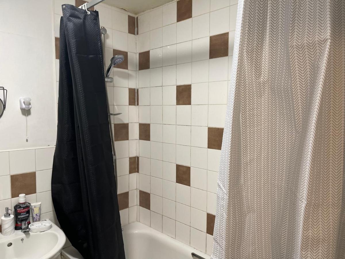 Apartment Home Away From Home, Entire 1-4 Bed Property *