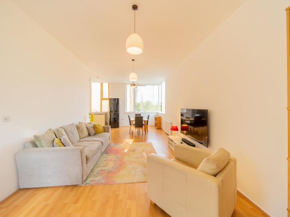 Pass The Keys - Spacious Flat, Royal Docks, Apartment