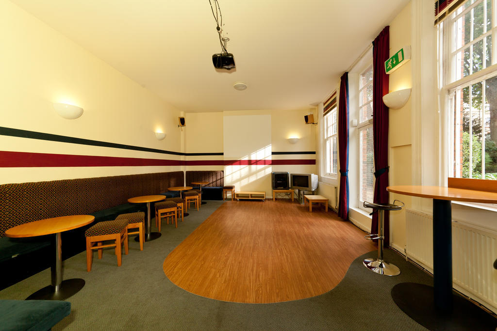 Evelyn Gardens Hostel *