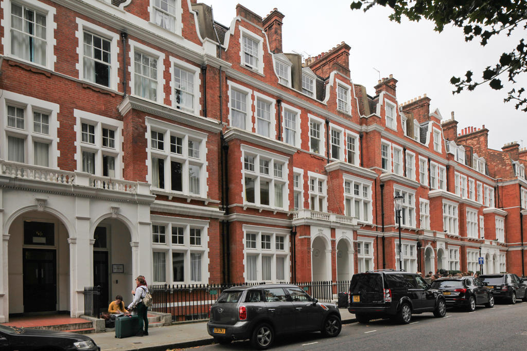 Evelyn Gardens Hostel *