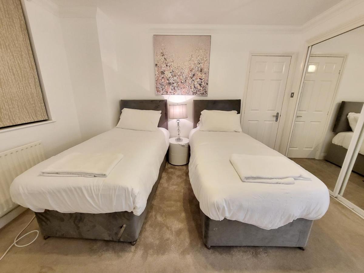 Garland Stylish 2 Bedroom A Minute Walk From Station