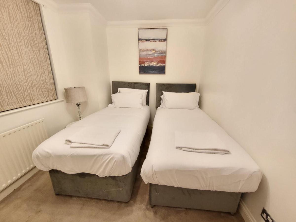 Garland Stylish 2 Bedroom A Minute Walk From Station *
