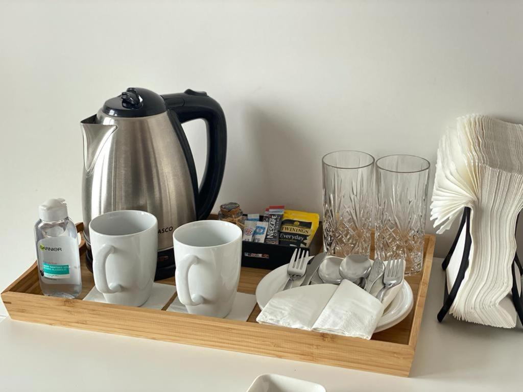 Spacious Modern Ensuite Bedroom Airport Accommodatie bij particulieren *