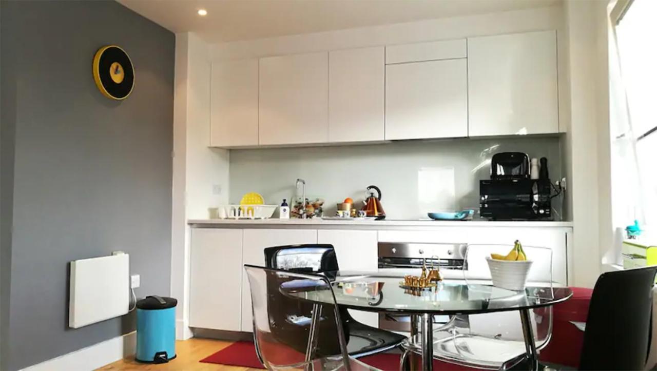 Bright & Spacious Double Bedroom With Ensuite And Concierge! Paid Parking Available Leilighet *