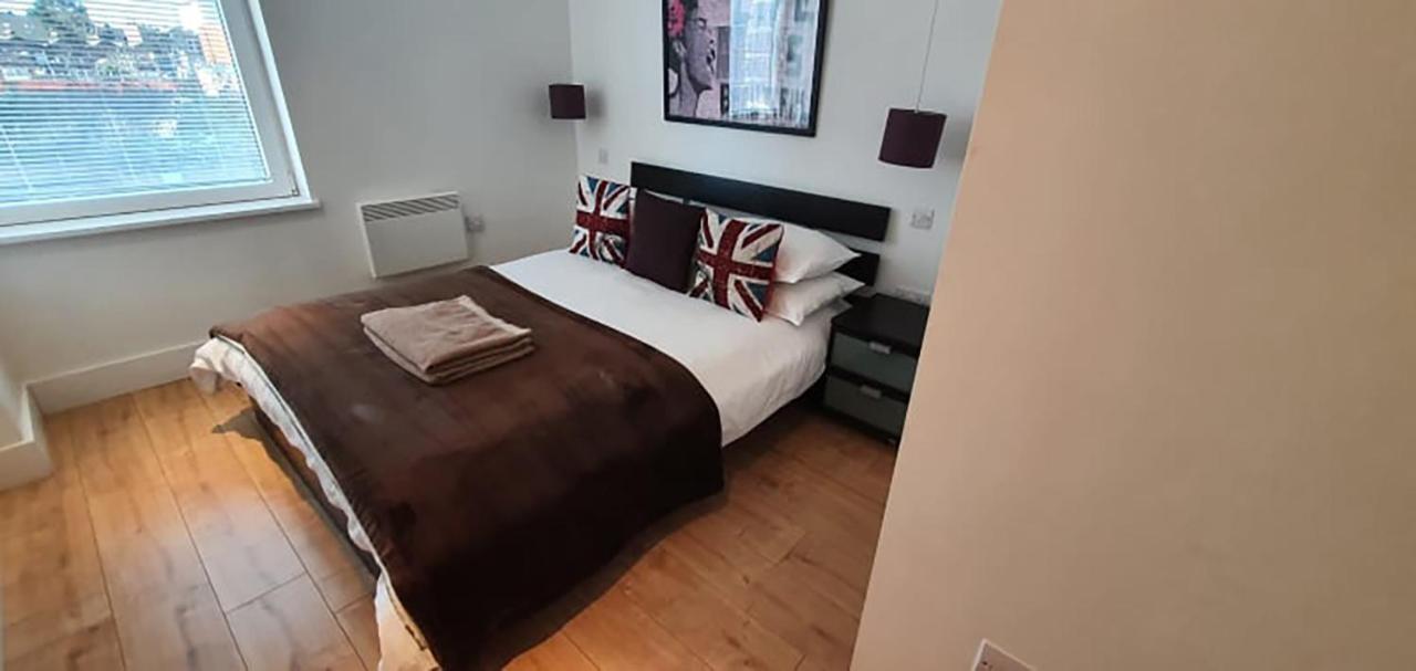 Bright & Spacious Double Bedroom With Ensuite And Concierge! Paid Parking Available Leilighet *