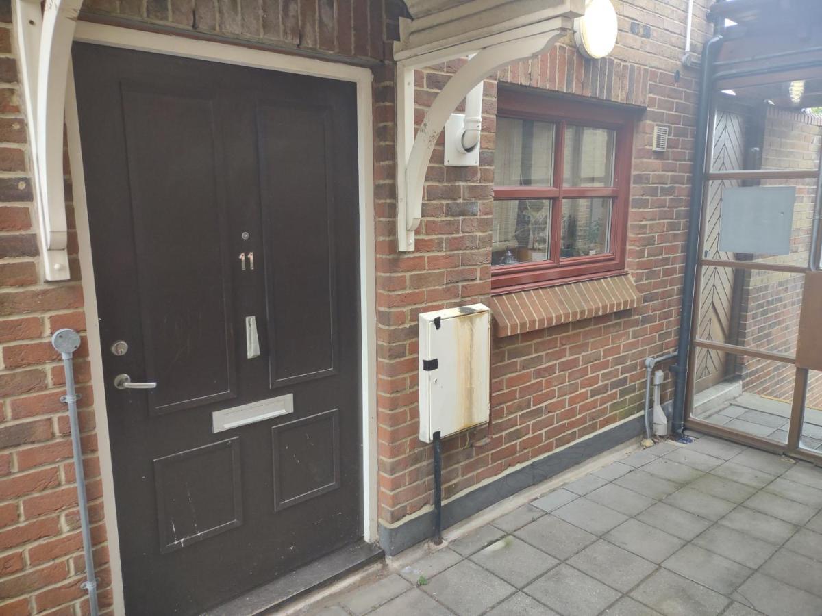 Quiet And Peaceful Double Bedroom In A Nice House With A Very Large Patio Pensión Londres