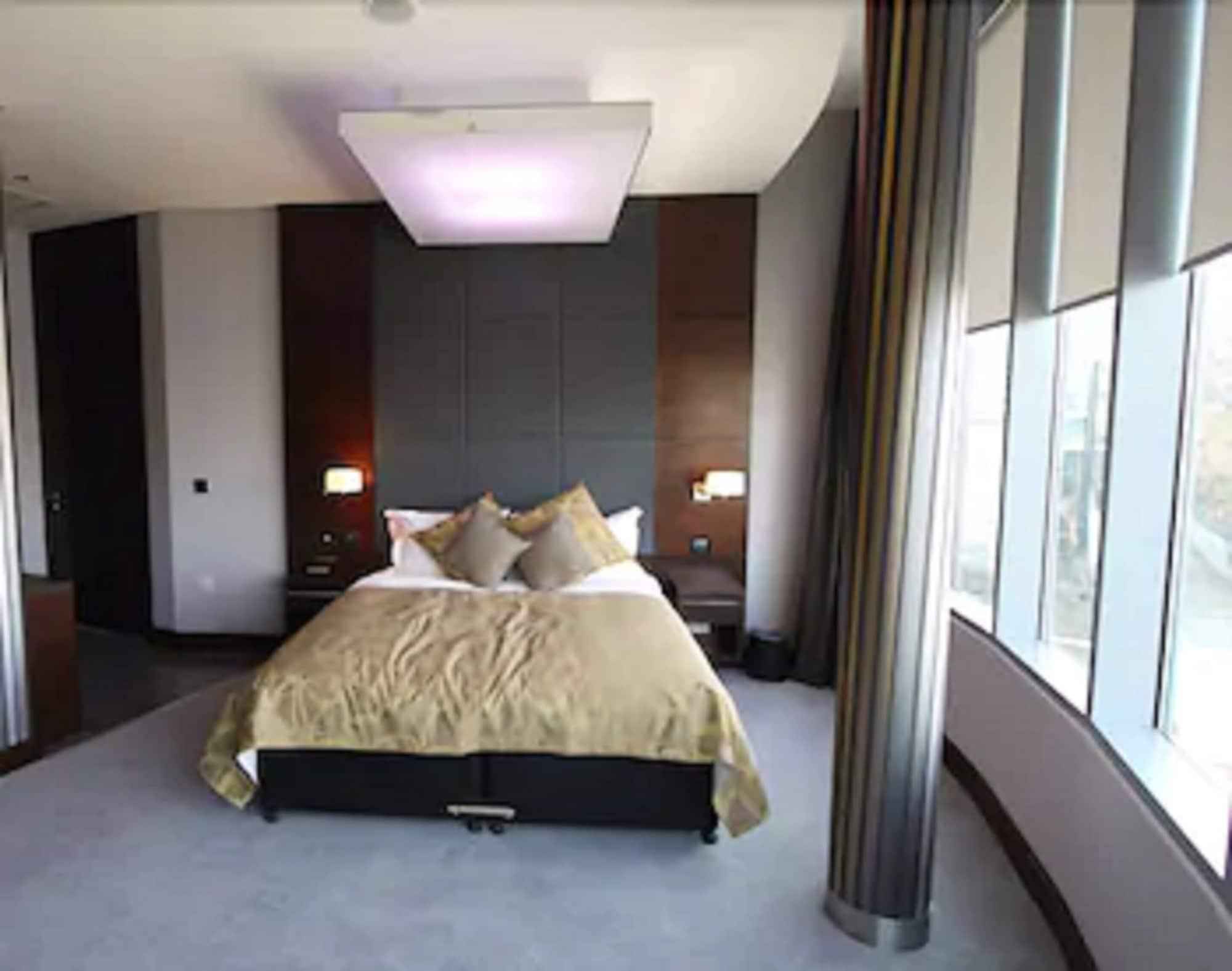 Rafayel & Hotell London