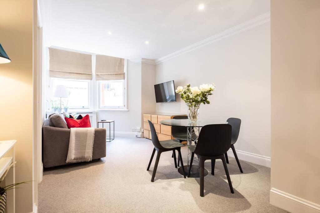 Spacious One Bedroom Flat By South Kensington 3 Month Minimum Holiday home *