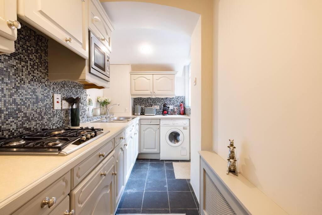 Spacious One Bedroom Flat By South Kensington 3 Month Minimum Holiday home *