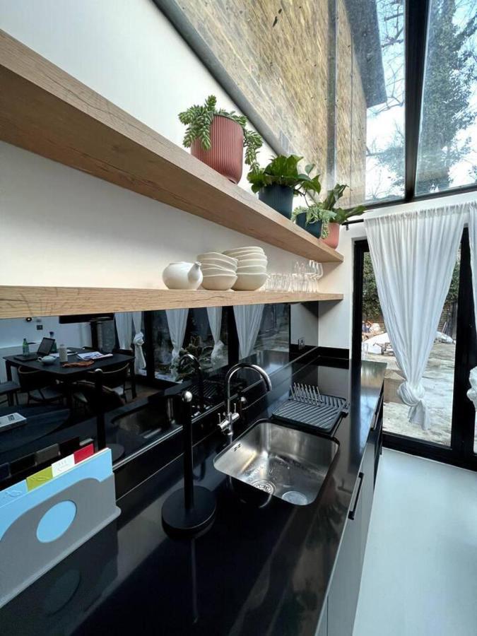 Design Led 1 Bed In Cosmopolitan Queens Park London