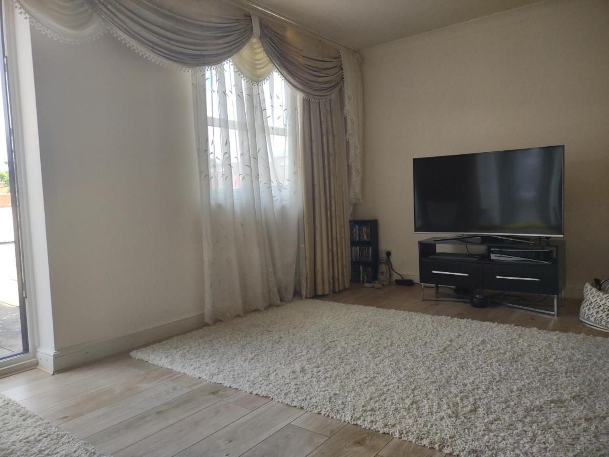 Quiet And Peaceful Double Bedroom In A Nice House With A Very Large Patio Pensión Londres