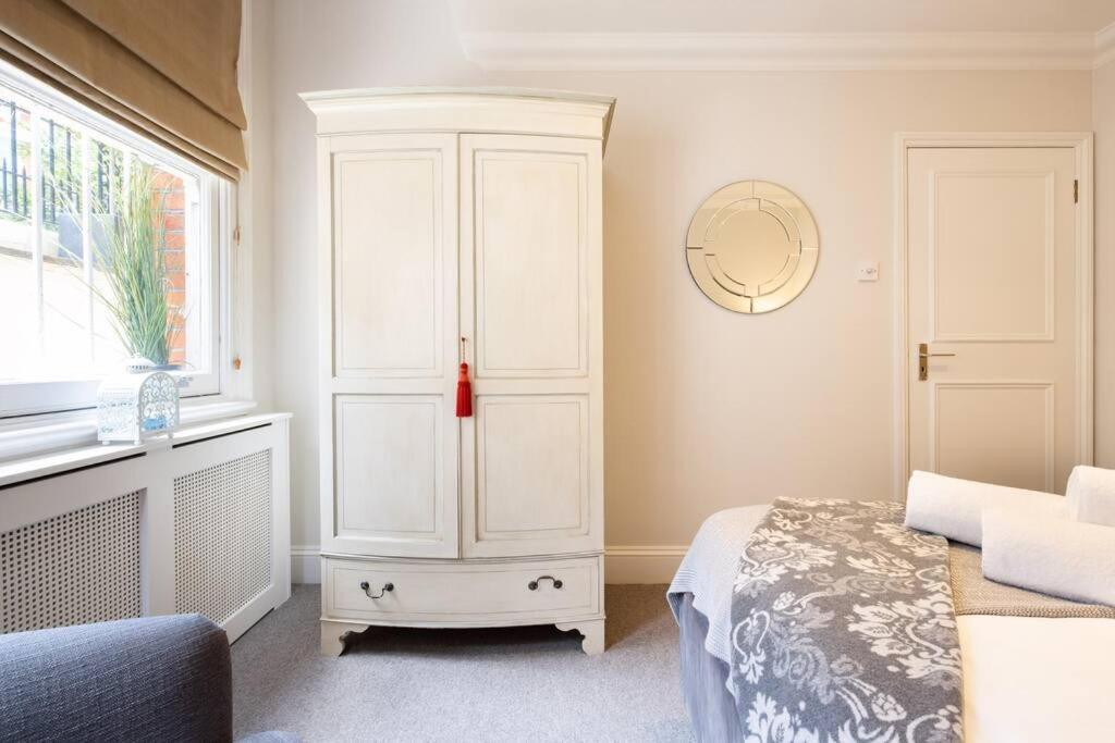 Spacious One Bedroom Flat By South Kensington 3 Month Minimum Holiday home London