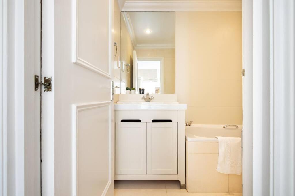 Spacious One Bedroom Flat By South Kensington 3 Month Minimum *