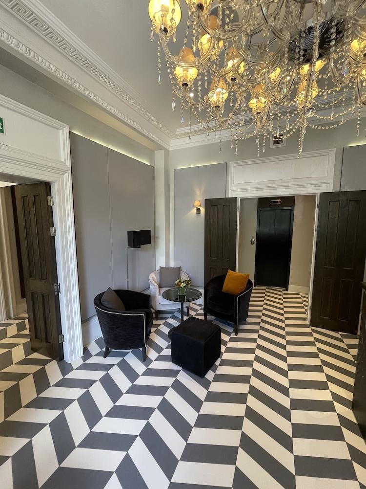 Eccleston Square Hotel 4*