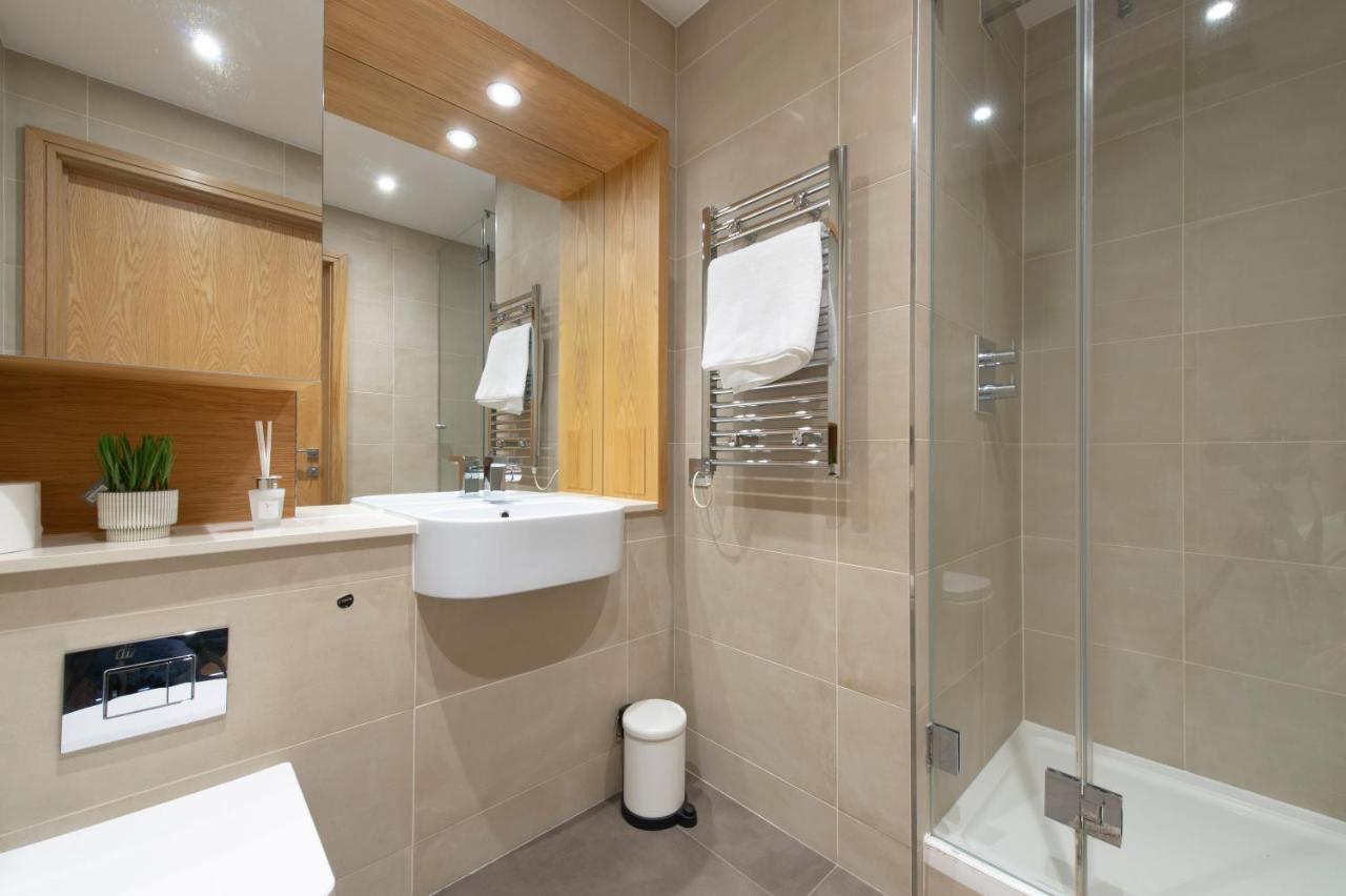 Canary Luxe Apartment London