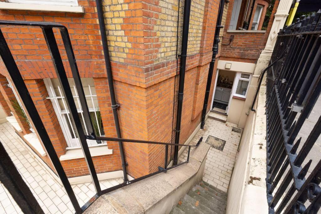 Spacious One Bedroom Flat By South Kensington 3 Month Minimum London