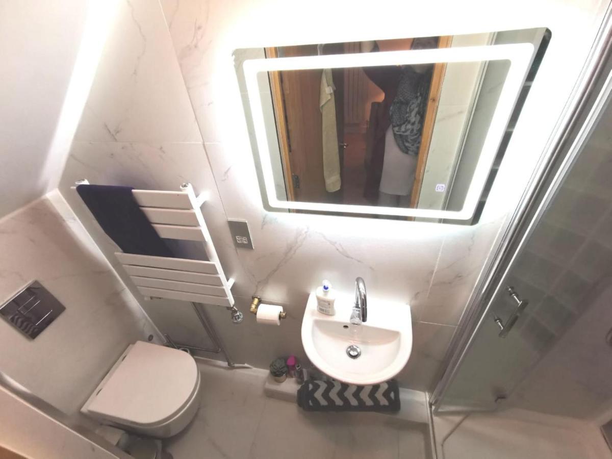 Free Parking - 4 Bed - 3 Bath - Sofa Bed - Digital Lock Entry * Londen