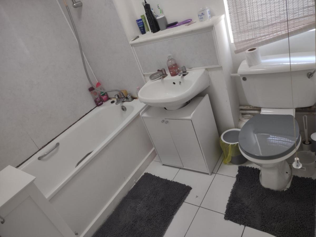 Quiet And Peaceful Double Bedroom In A Nice House With A Very Large Patio Londres