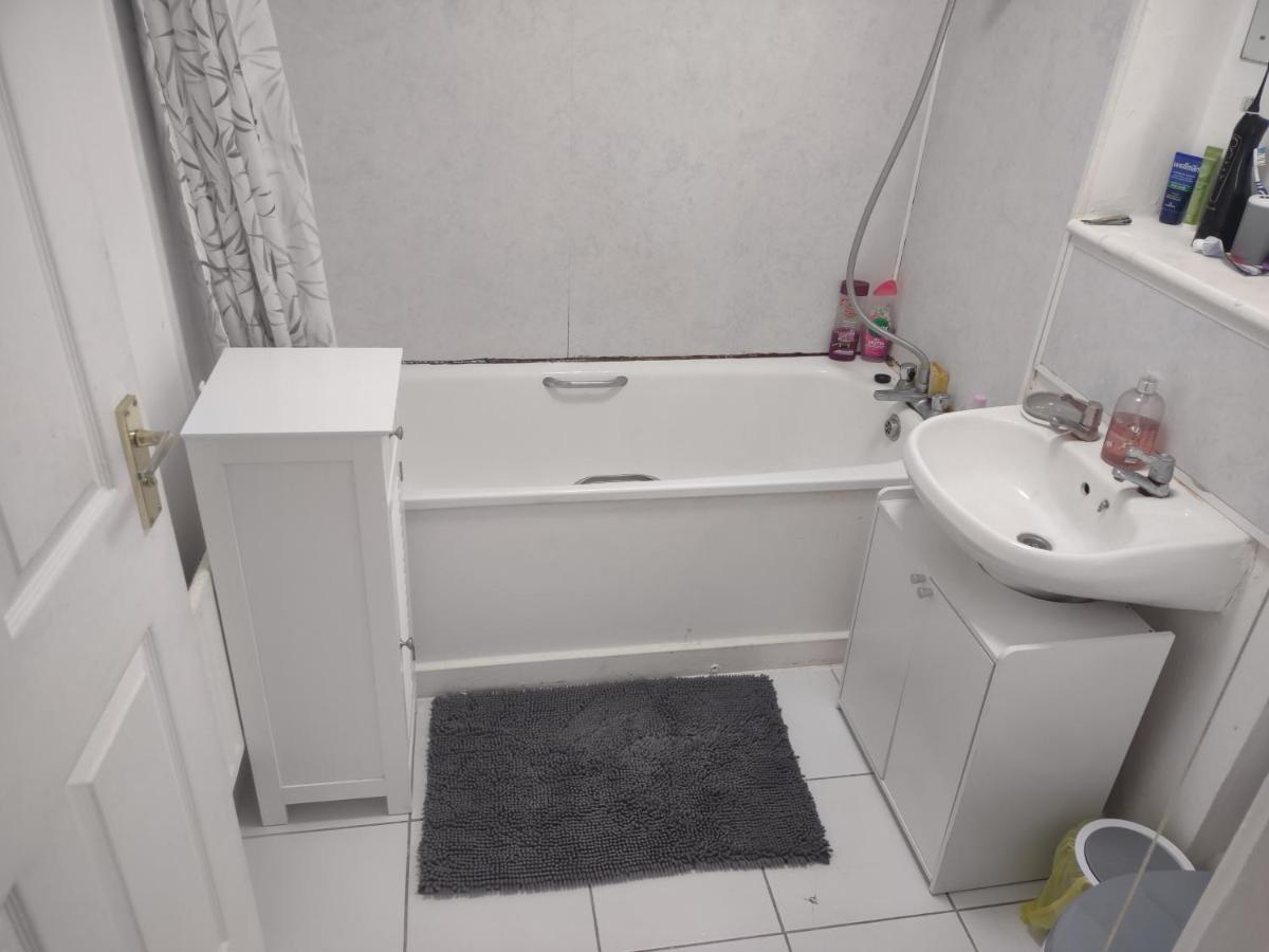 Pensión Quiet And Peaceful Double Bedroom In A Nice House With A Very Large Patio Londres