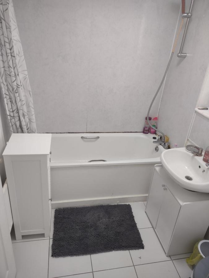 Quiet And Peaceful Double Bedroom In A Nice House With A Very Large Patio Pensión Londres