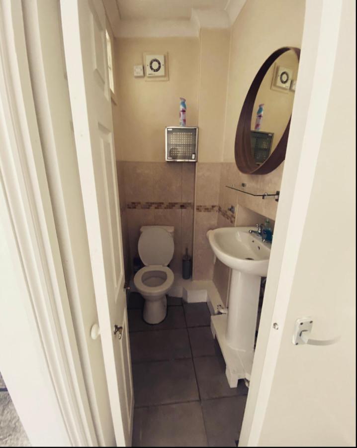 Apartment Complete 1 Bedroom With Wi-fi, Kitchen, Tv In Heart Of Chiswick,