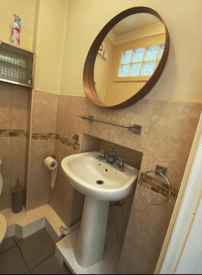 Complete 1 Bedroom With Wi-fi, Kitchen, Tv In Heart Of Chiswick, Apartment London