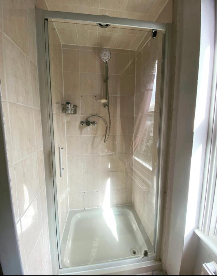 Apartment Complete 1 Bedroom With Wi-fi, Kitchen, Tv In Heart Of Chiswick, London