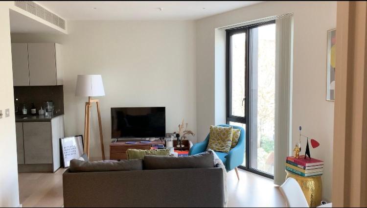 Stunning, Spacious With A Balcony Apartment London