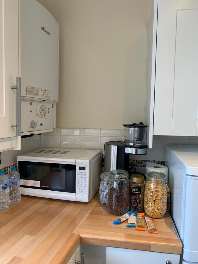 Apartment Complete 1 Bedroom With Wi-fi, Kitchen, Tv In Heart Of Chiswick,