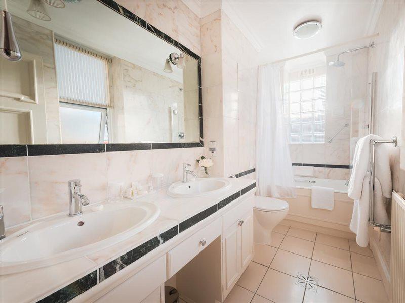 44 Curzon Street By Mansley 4* London