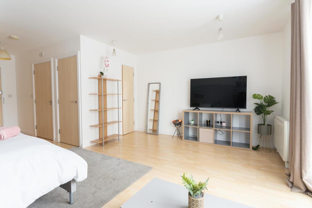 Modern Spacious Close To Station