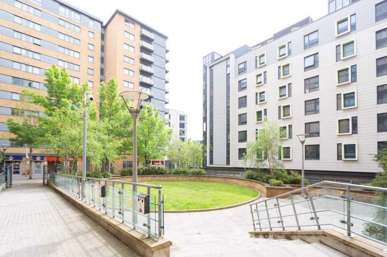 Apartment Modern Spacious Close To Station London