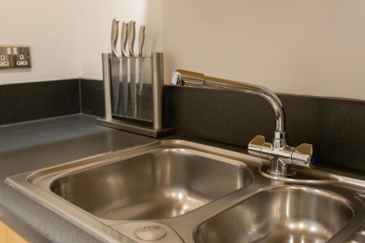 Modern Spacious Close To Station Apartment *