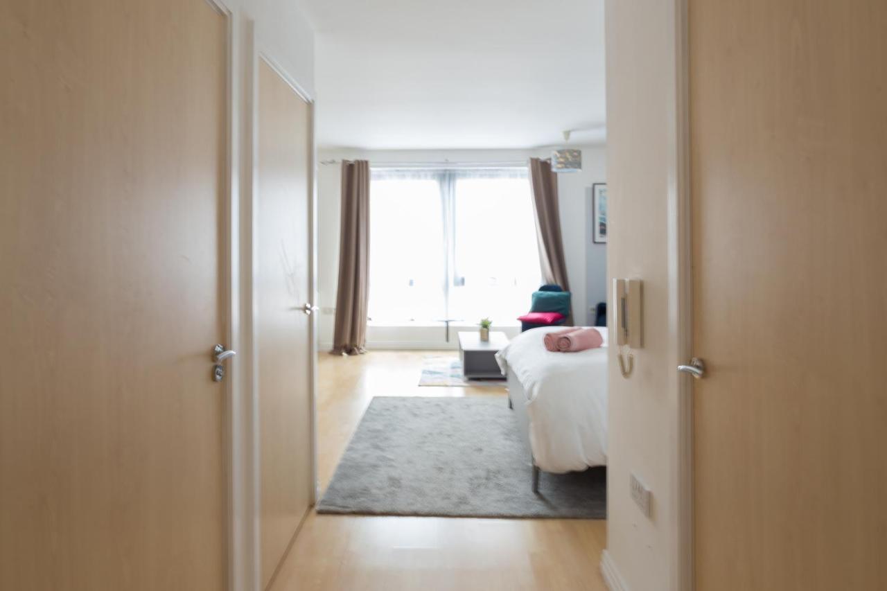 Modern Spacious Close To Station Apartment *