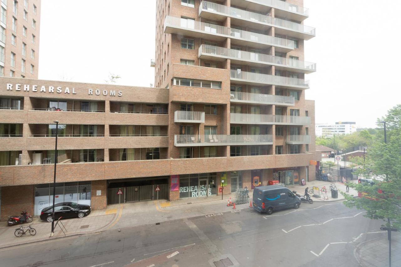 Modern Spacious Close To Station Apartment *