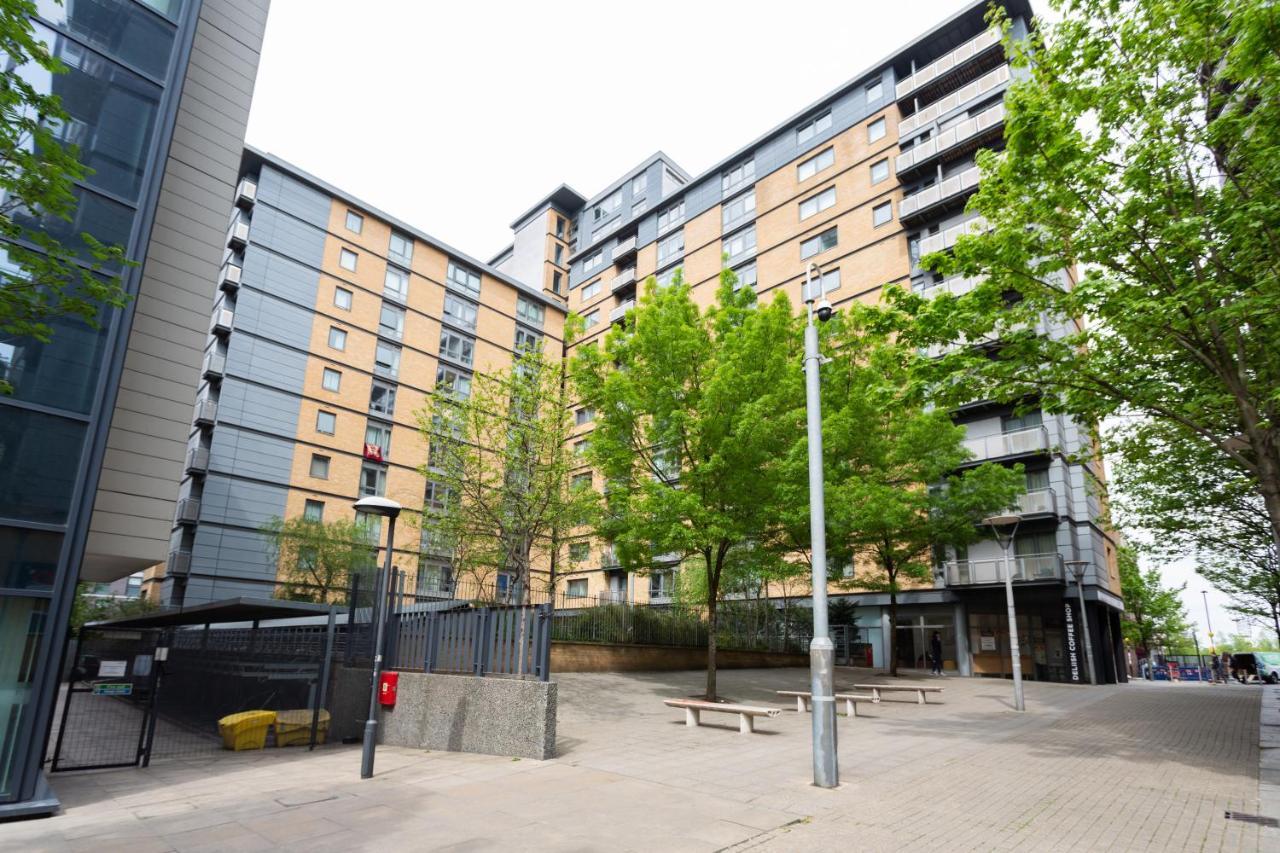 Modern Spacious Close To Station London