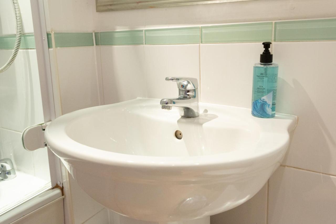Apartment Modern Spacious Close To Station London