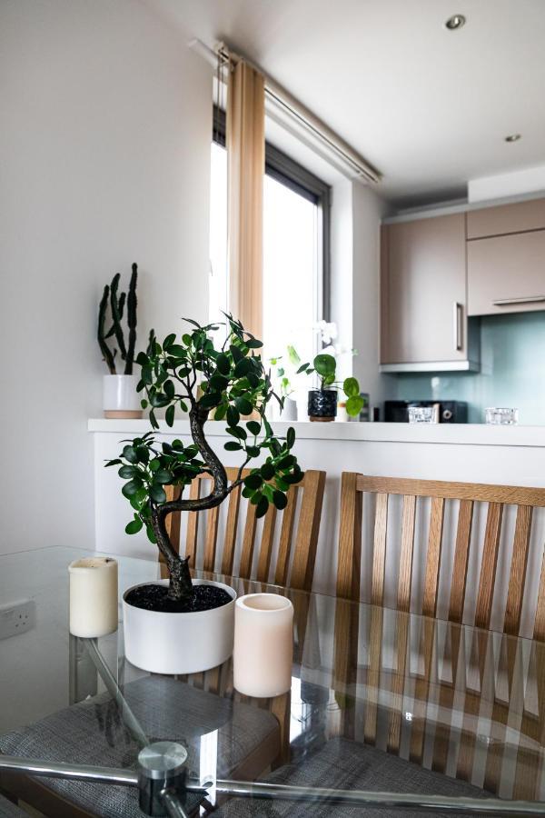 Apartment - Shadwell - Wrap Around Balcony W Scenic View *