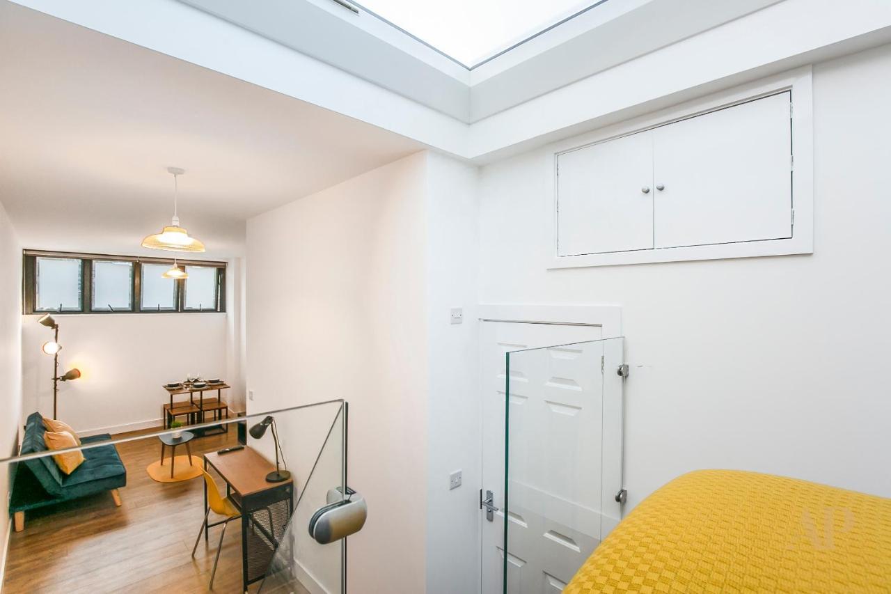 Split Level Studio In Camden *