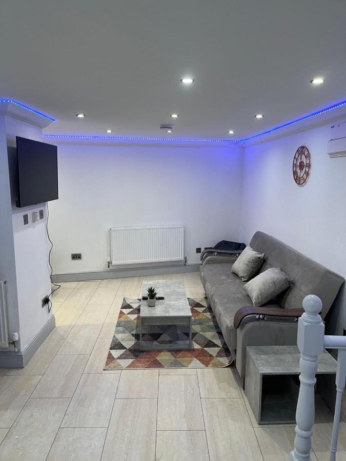 Cosy Serviced 1 Bedroom In *